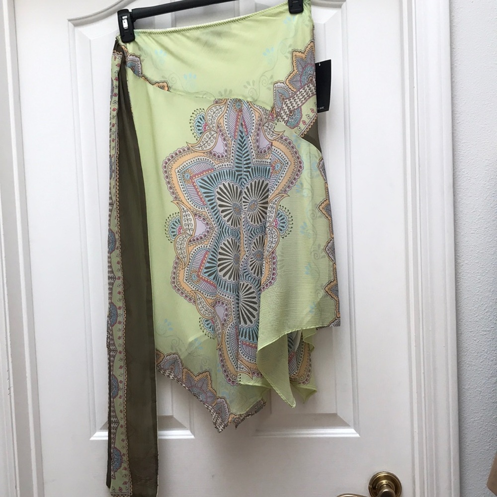 ZARA Green with Paisley Print Skirt size Small, has a stretchy inner lining